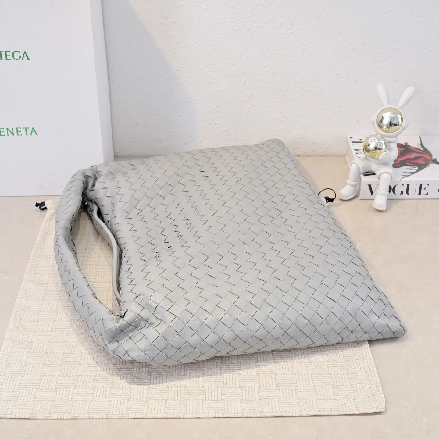 Batch 2160 #Bv Yangjin large size HOP cowhide, the bag body and handles are made of a whole piece of woven leather. The bag body is soft and lazy. Hop symbolizes the praise of innovation and eternal craftsmanship [love]. The pyramid silhouette combines practicality and fashion. Modern and casual, the bag mouth is double-sided closed design, more convenient and safe! Made of soft cowhide and full of texture, this is a must-have for fashionable ladies who like minimalism, comfort and casualness! Model: 3970 Dimensions: 54x24x13